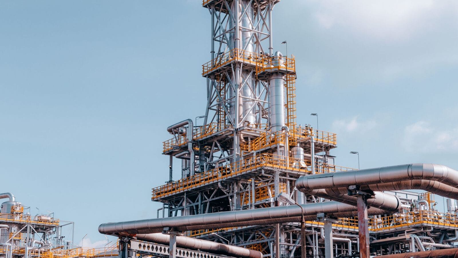Oil refinery plant with process columns and pipelines