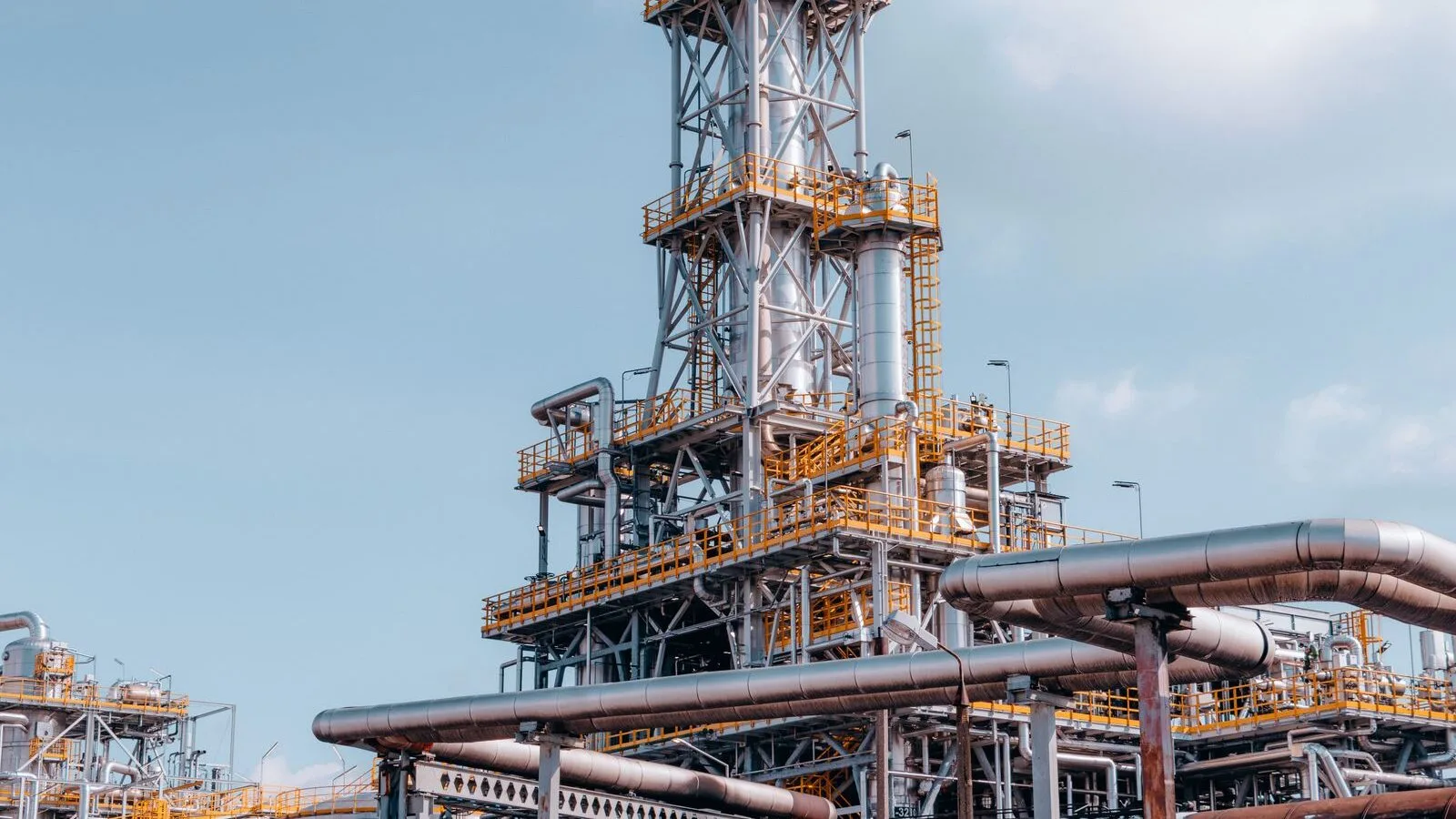 Oil refinery plant with process columns and pipelines
