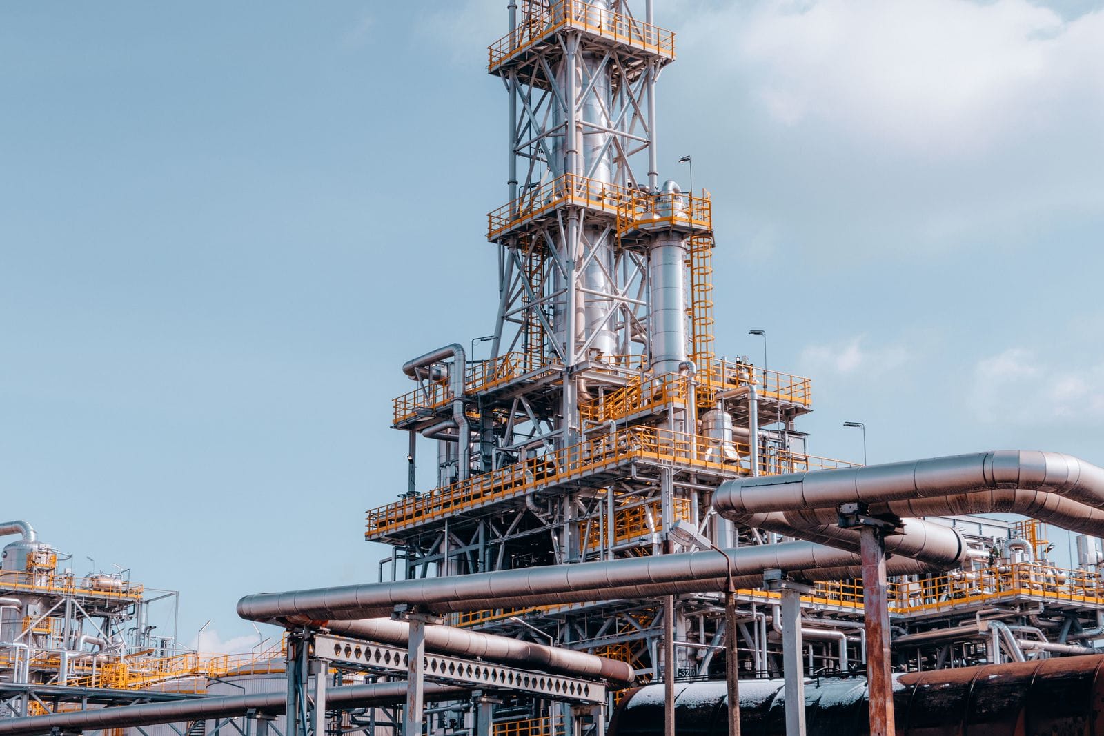 Oil refinery plant with process columns and pipelines